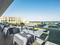 Taras restauracyjny w Iberostar Lagos Algarve z widokiem na morze
