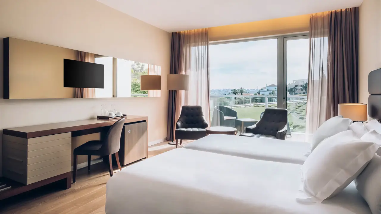 Nowoczesny pokój z łóżkami w Iberostar Lagos Algarve