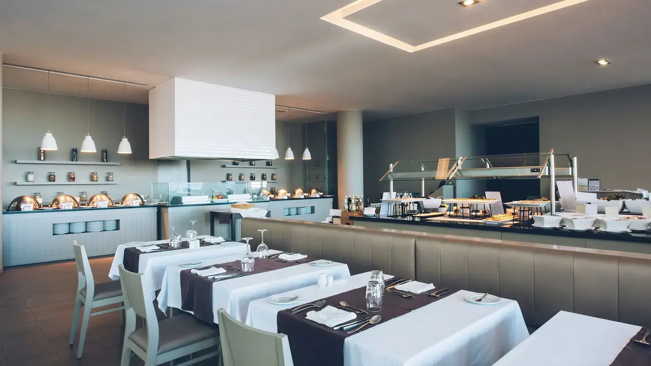 Bufet i nakryte stoły w Iberostar Lagos Algarve