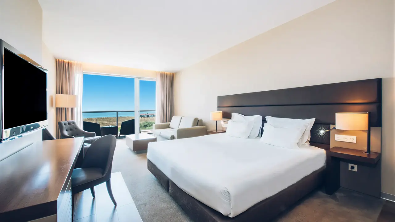 Nowoczesny pokój z łóżkiem w Iberostar Lagos Algarve