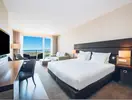 Nowoczesny pokój z łóżkiem w Iberostar Lagos Algarve