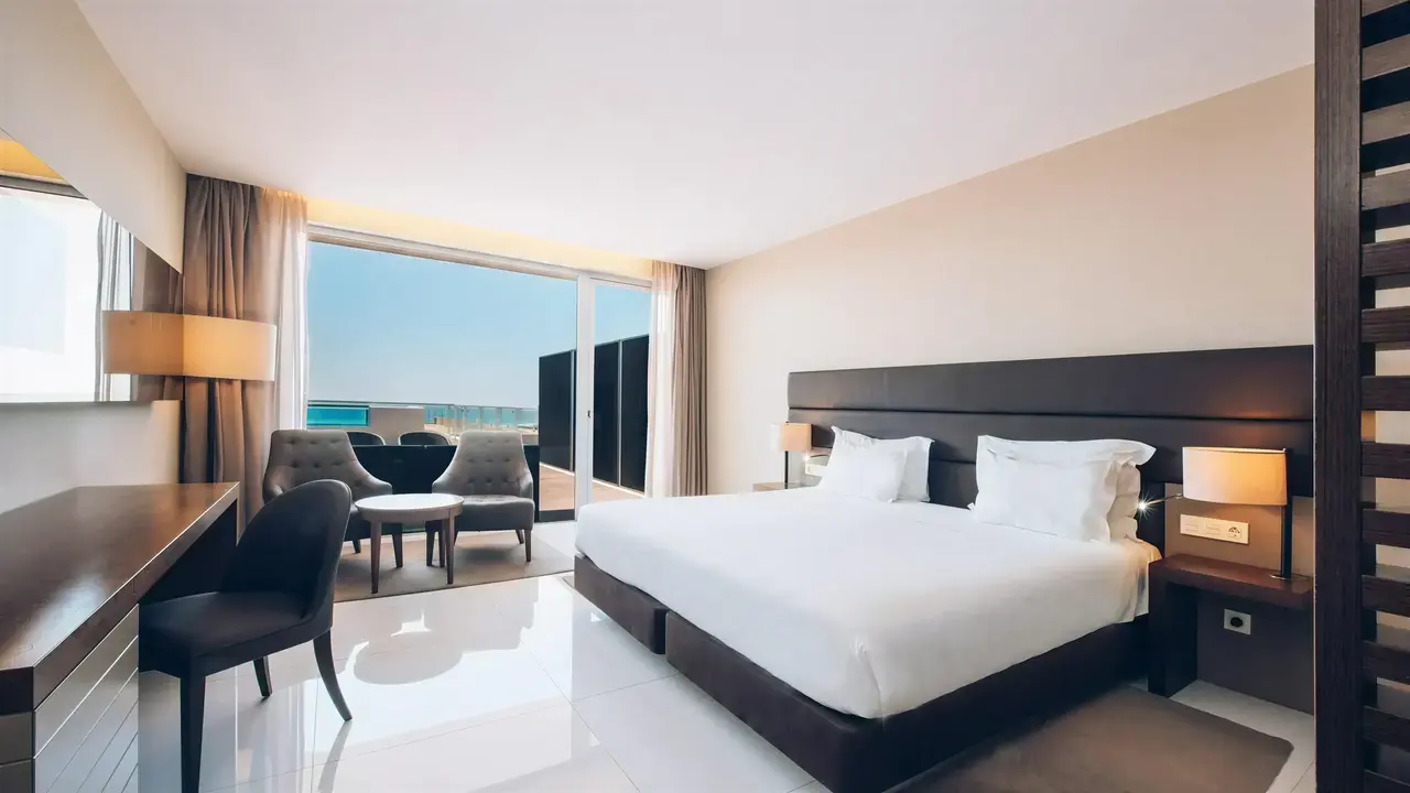 Nowoczesna sypialnia w Iberostar Lagos Algarve z widokiem