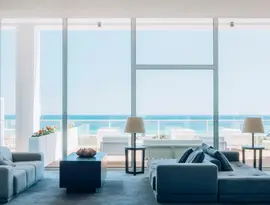 Nowoczesny salon z widokiem w Iberostar Lagos Algarve