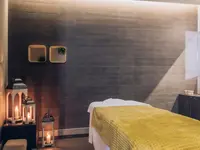 Gabinet masażu w Iberostar Lagos Algarve z nastrojowym oświetleniem