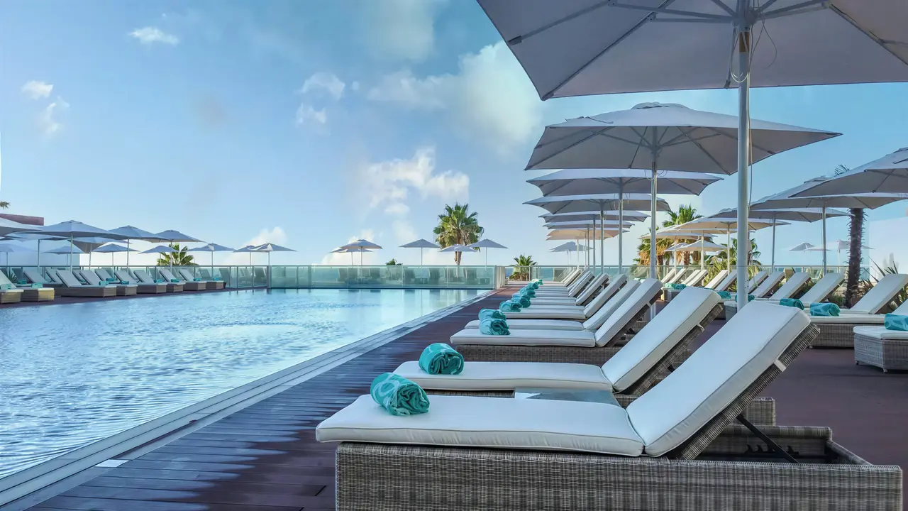 Basen z leżakami w Iberostar Lagos Algarve