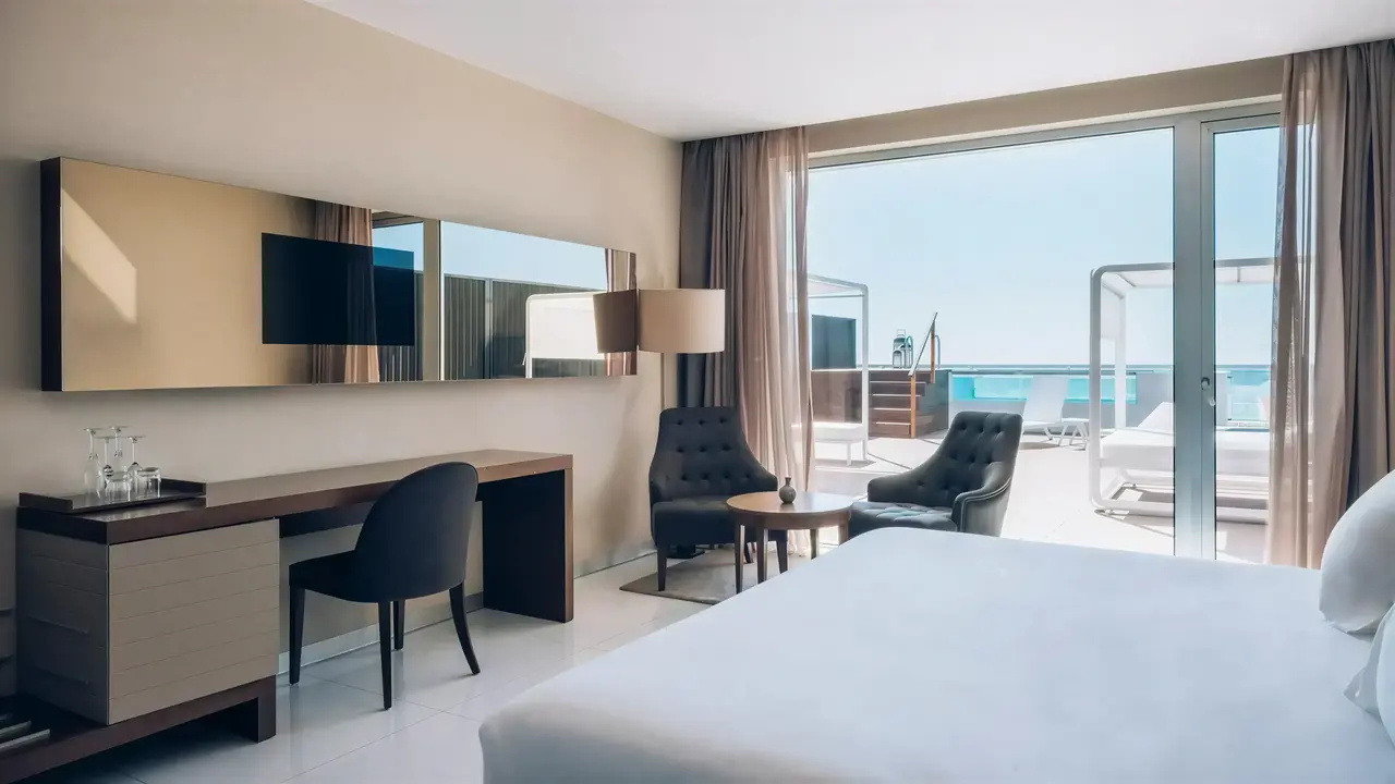 Wnętrze pokoju z łóżkiem w Iberostar Lagos Algarve