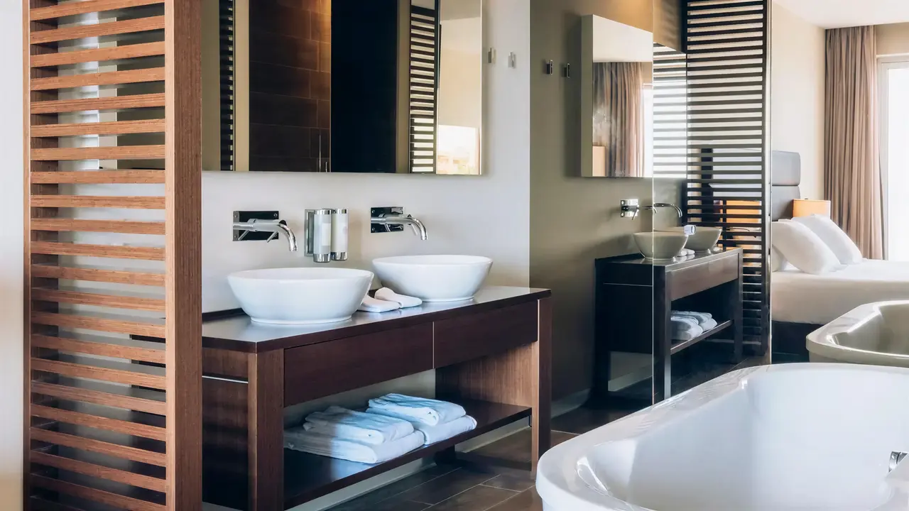 Nowoczesna łazienka w Iberostar Lagos Algarve z wanną i umywalkami