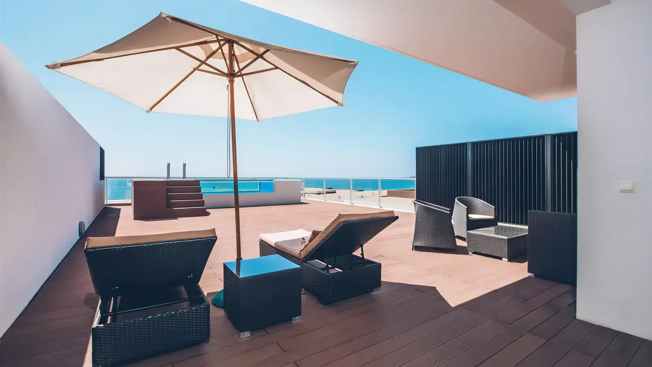 Prywatny taras z leżakami w Iberostar Lagos Algarve