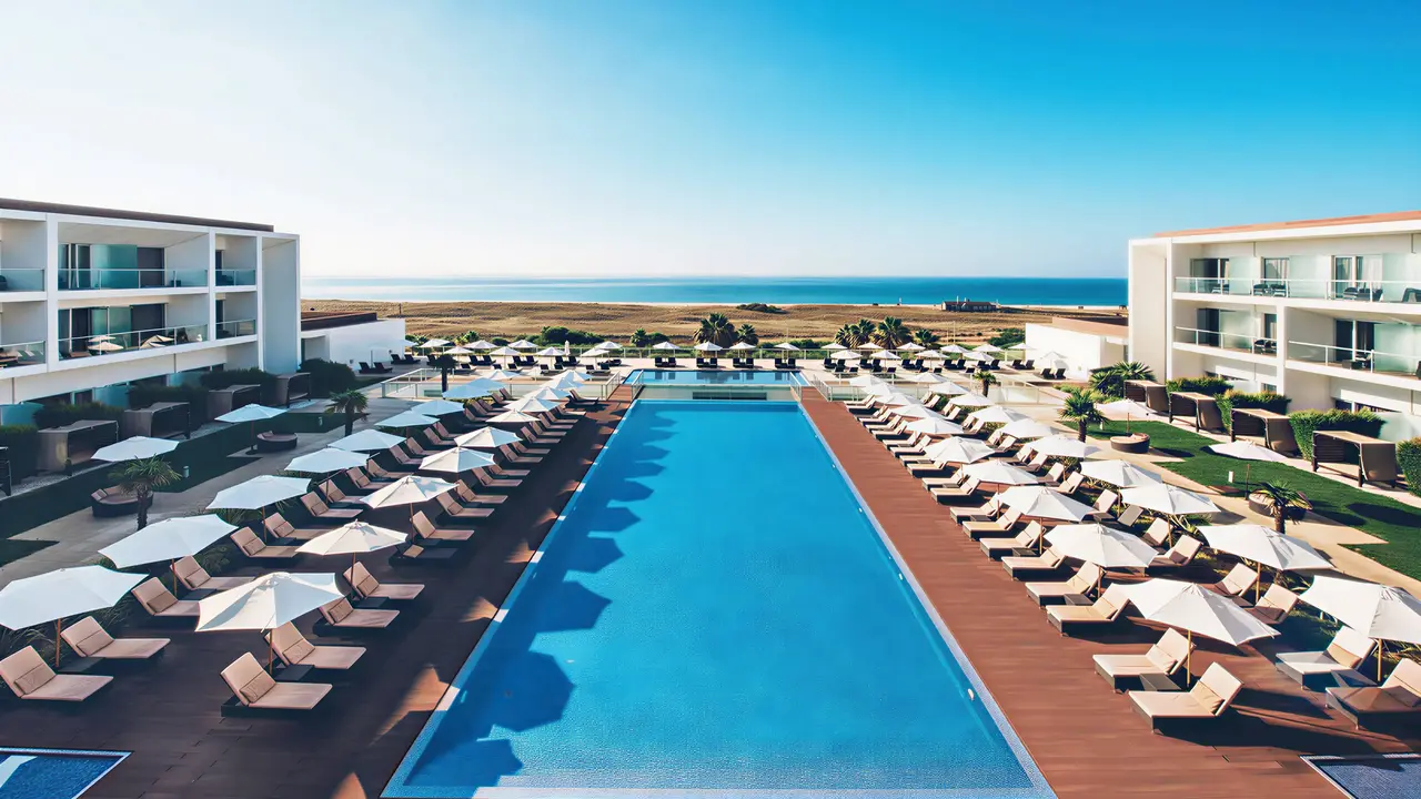 Basen z leżakami i parasolami w Iberostar Lagos Algarve