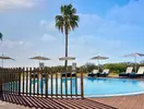 Basen z leżakami i parasolami w Iberostar Lagos Algarve