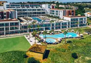 Widok na kompleks budynków i baseny Iberostar Lagos Algarve