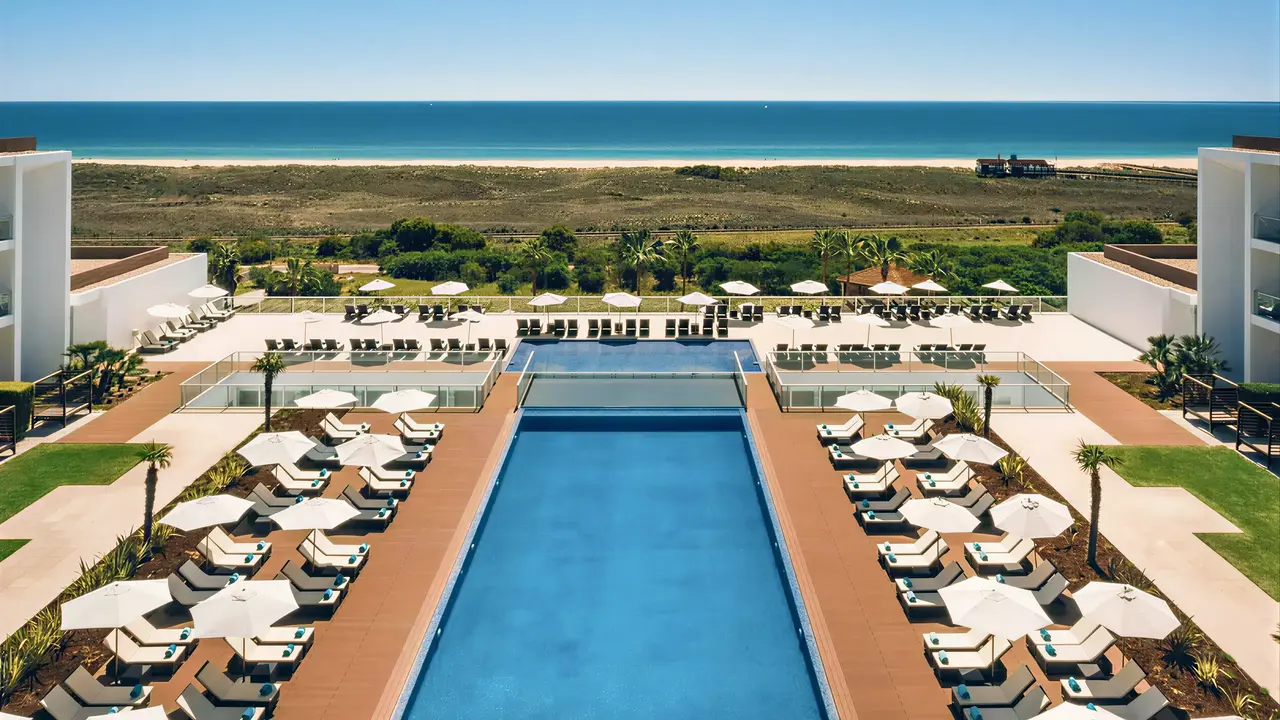 Widok na basen i plażę w Iberostar Lagos Algarve