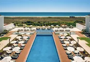 Widok na basen i plażę w Iberostar Lagos Algarve