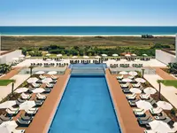 Widok na basen i plażę w Iberostar Lagos Algarve