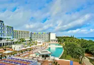 Widok na kompleks budynków i baseny Iberostar Origin Bella Vista