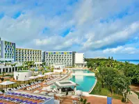 Widok na kompleks budynków i baseny Iberostar Origin Bella Vista