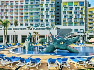 Basen z rzeźbą smoka w Iberostar Origin Bella Vista