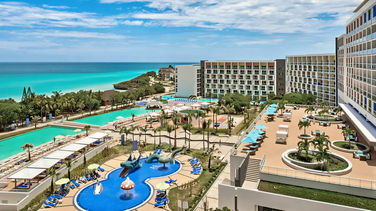 Widok na kompleks hotelowy Iberostar Origin Bella Vista z basenami