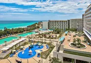 Widok na kompleks hotelowy Iberostar Origin Bella Vista z basenami