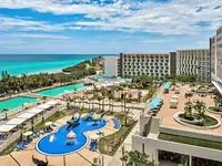 Widok na kompleks hotelowy Iberostar Origin Bella Vista z basenami