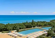 Widok na baseny i plażę w Iberostar Origin Bella Vista