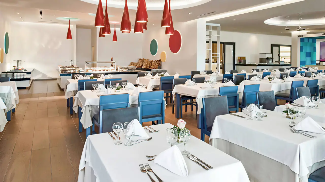 Restauracja w Iberostar Origin Bella Vista z nakrytymi stołami