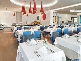 Restauracja w Iberostar Origin Bella Vista z nakrytymi stołami