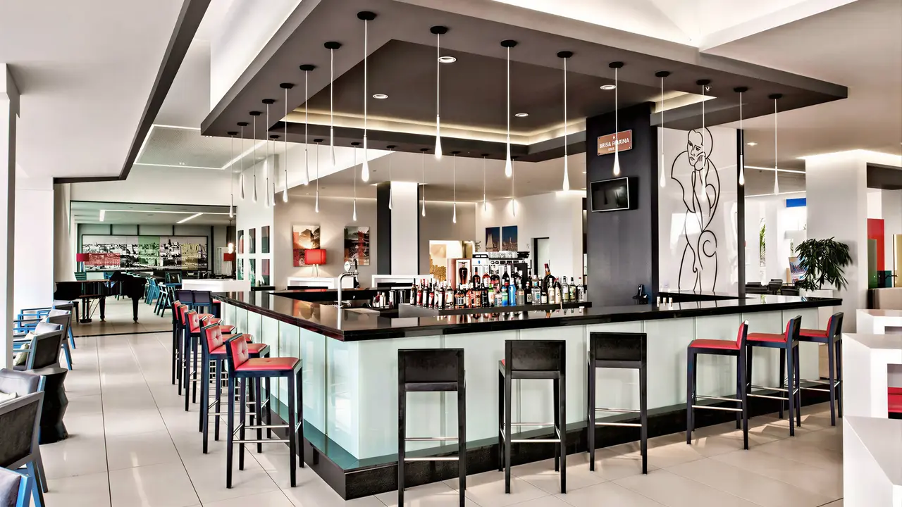 Nowoczesny bar w hotelu Iberostar Origin Bella Vista