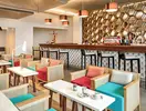 Nowoczesny bar z hokerami w Iberostar Origin Bella Vista