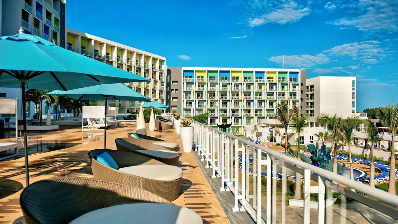 Nowoczesna architektura i taras w Iberostar Origin Bella Vista