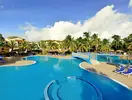Basen z leżakami w Iberostar Origin Tainos