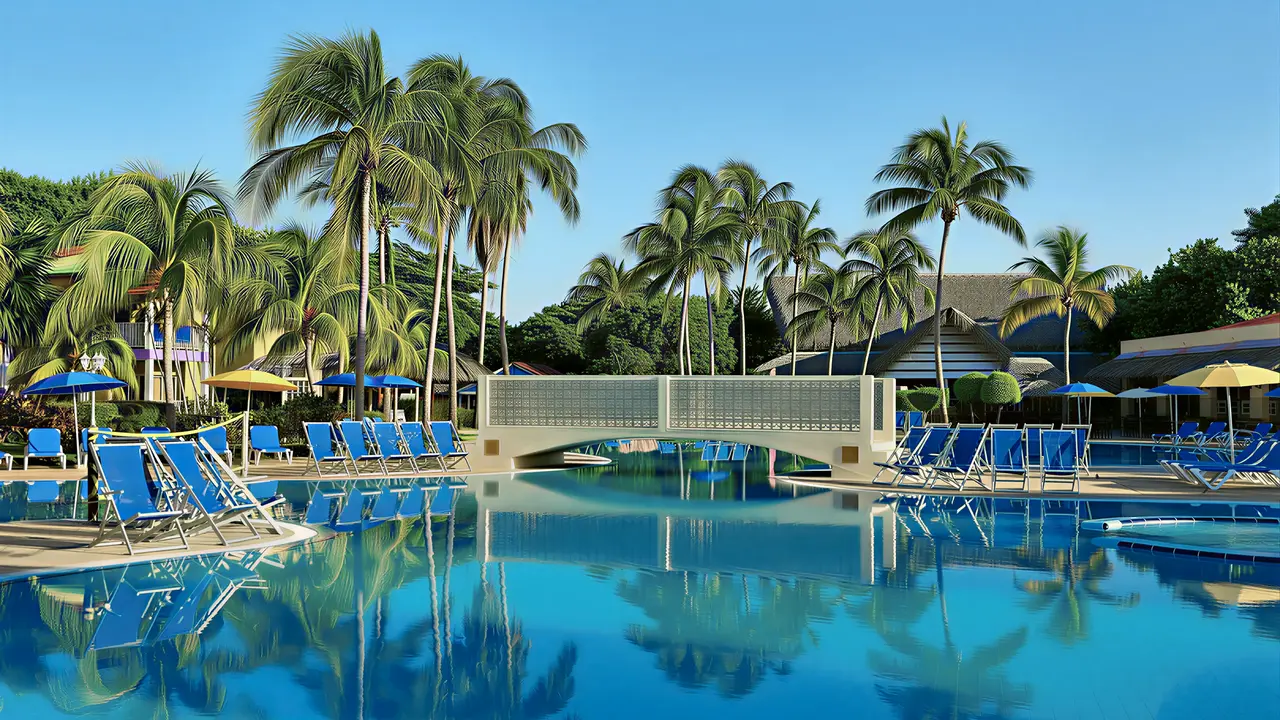 Basen z leżakami i mostkiem w Iberostar Origin Tainos