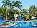 Basen z leżakami i palmami w Iberostar Origin Tainos