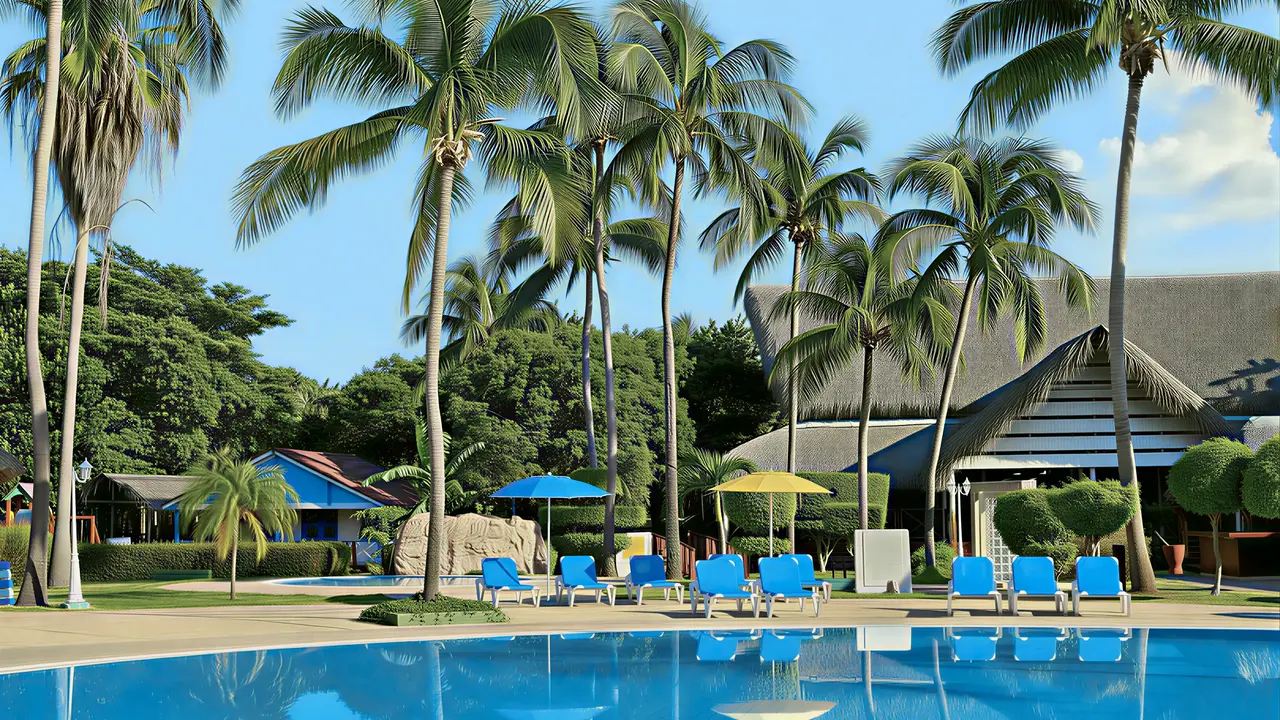 Basen z leżakami i palmami w Iberostar Origin Tainos