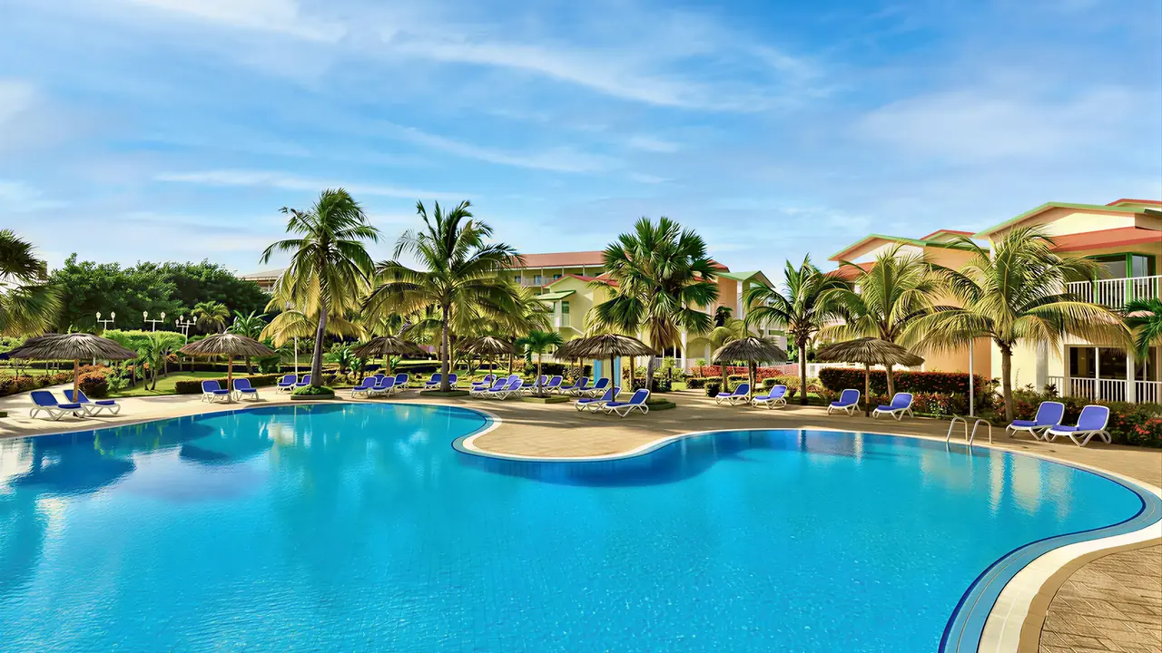 Basen z leżakami w hotelu Iberostar Origin Tainos