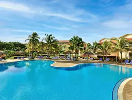 Basen z leżakami w hotelu Iberostar Origin Tainos