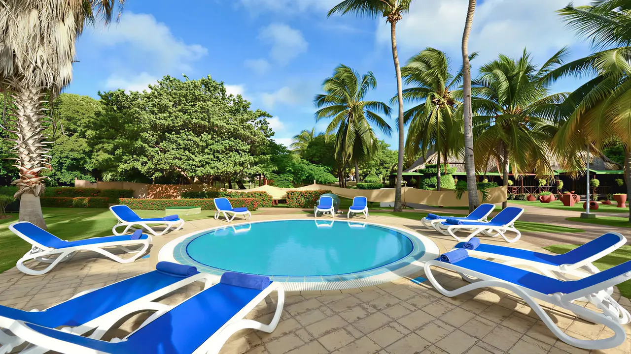 Basen z leżakami w Iberostar Origin Tainos
