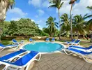 Basen z leżakami w Iberostar Origin Tainos