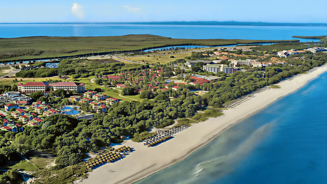Widok z lotu ptaka na Iberostar Origin Tainos i plażę