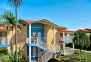 Elewacja budynków w Iberostar Origin Tainos z palmami