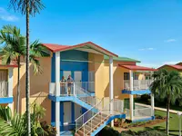 Elewacja budynków w Iberostar Origin Tainos z palmami