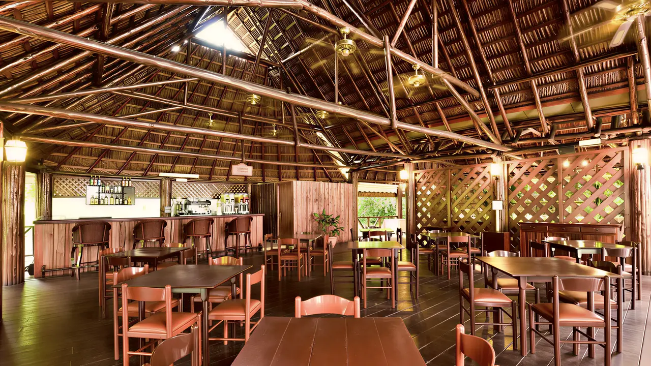 Restauracja w Iberostar Origin Tainos z drewnianymi stołami