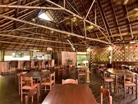 Restauracja w Iberostar Origin Tainos z drewnianymi stołami