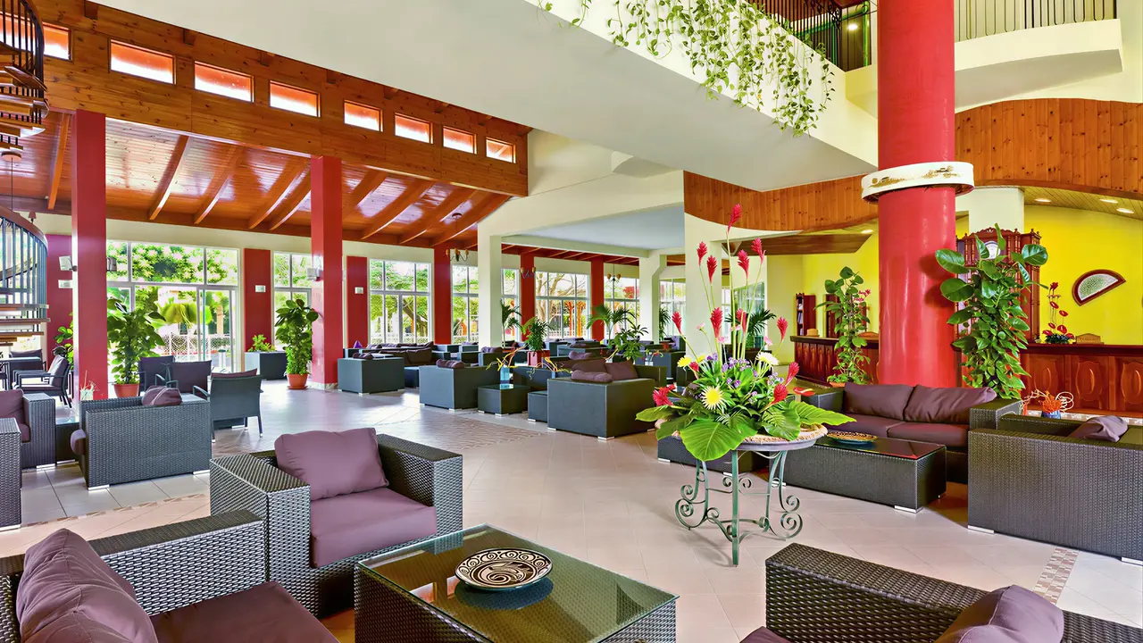 Wnętrze eleganckiego lobby w Iberostar Origin Tainos z wygodnymi sofami