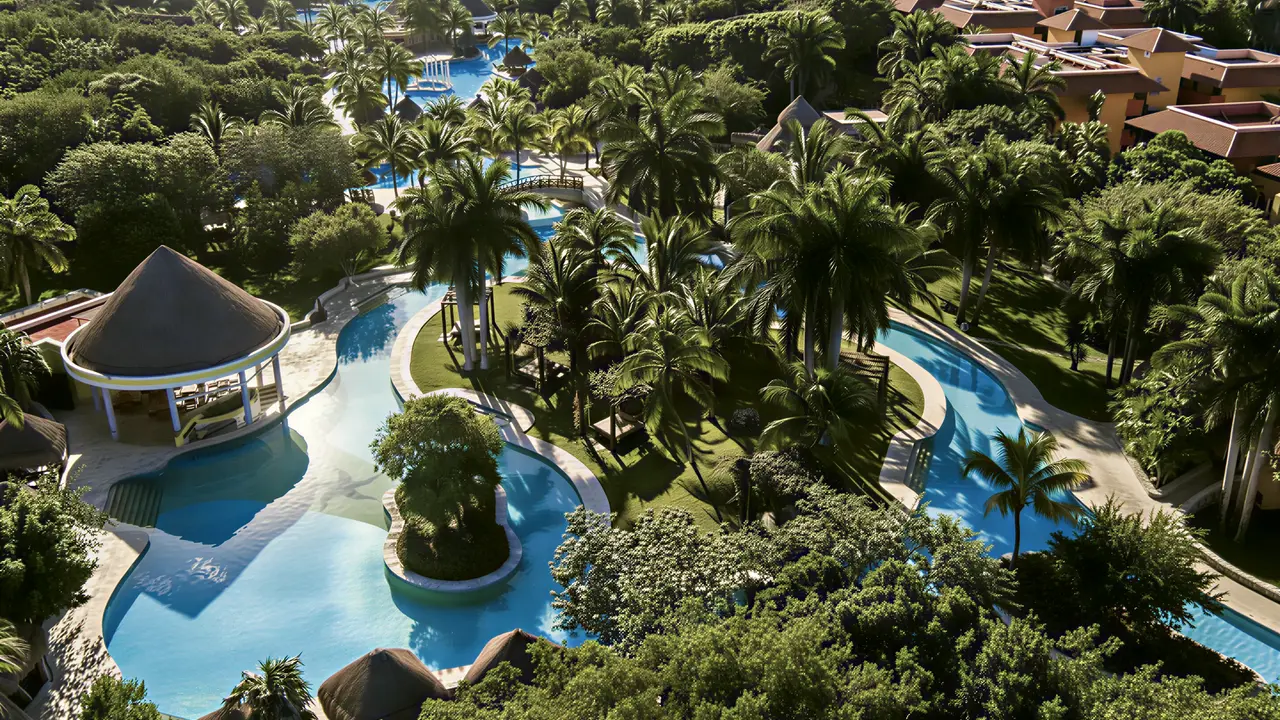 Widok na kompleks basenów i zieleń Iberostar Paraiso Del Mar