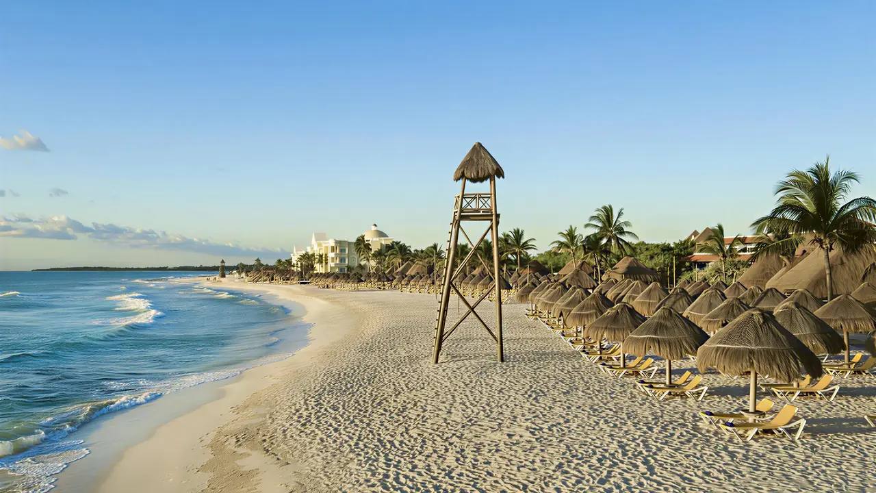 Piaszczysta plaża z parasolami w Iberostar Paraiso Del Mar