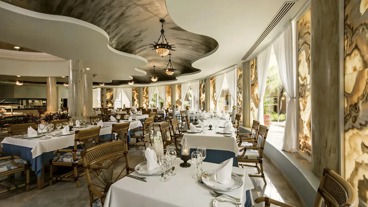 Elegancka restauracja w Iberostar Paraiso Del Mar z nakrytymi stołami