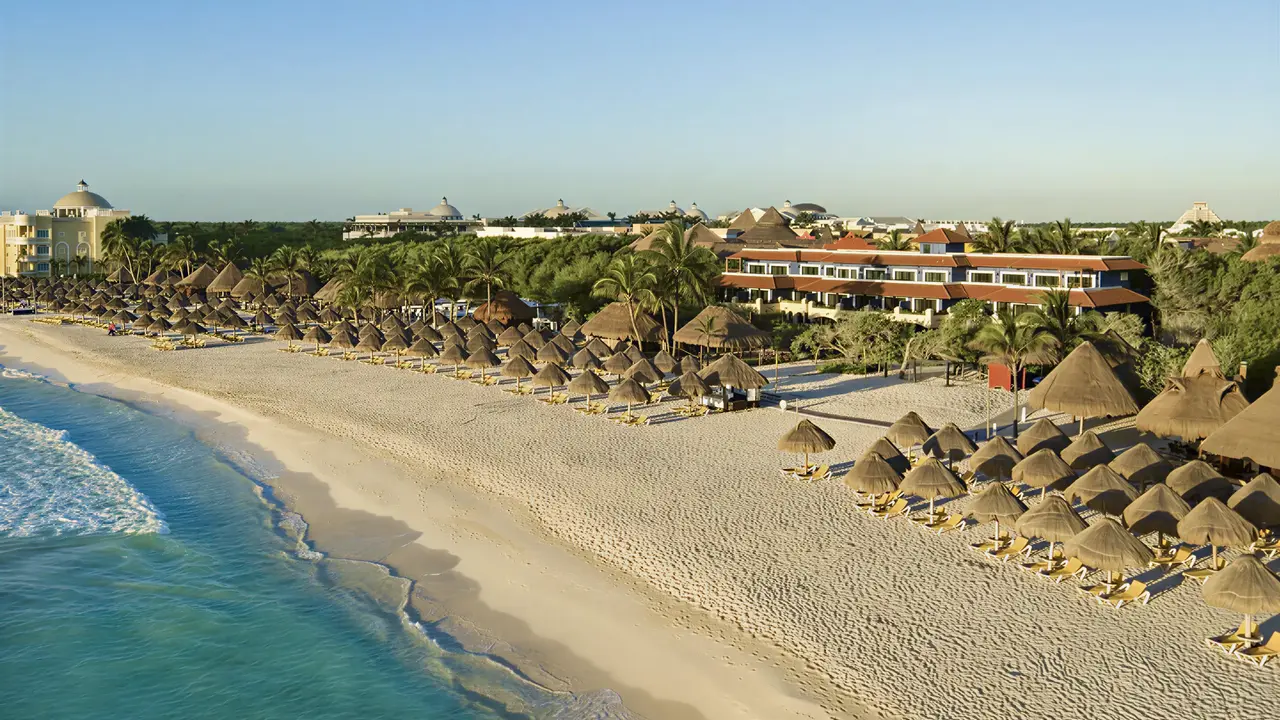 Plaża z parasolami w Iberostar Paraiso Del Mar