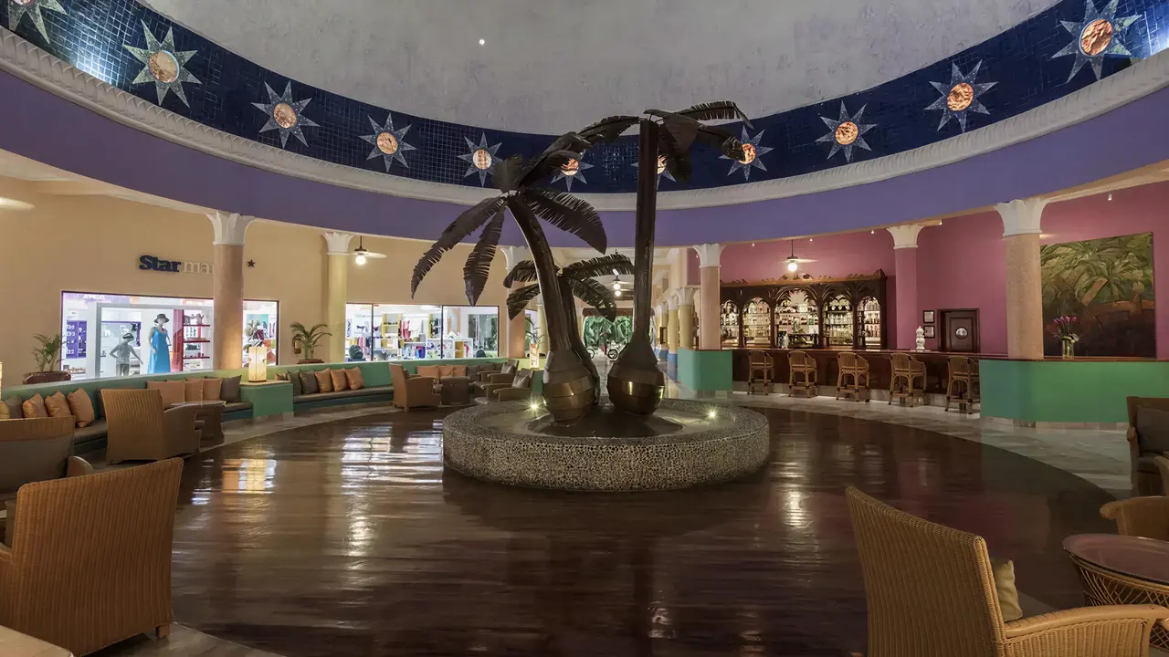Wnętrze lobby w Iberostar Paraiso Del Mar z dekoracyjną palmą