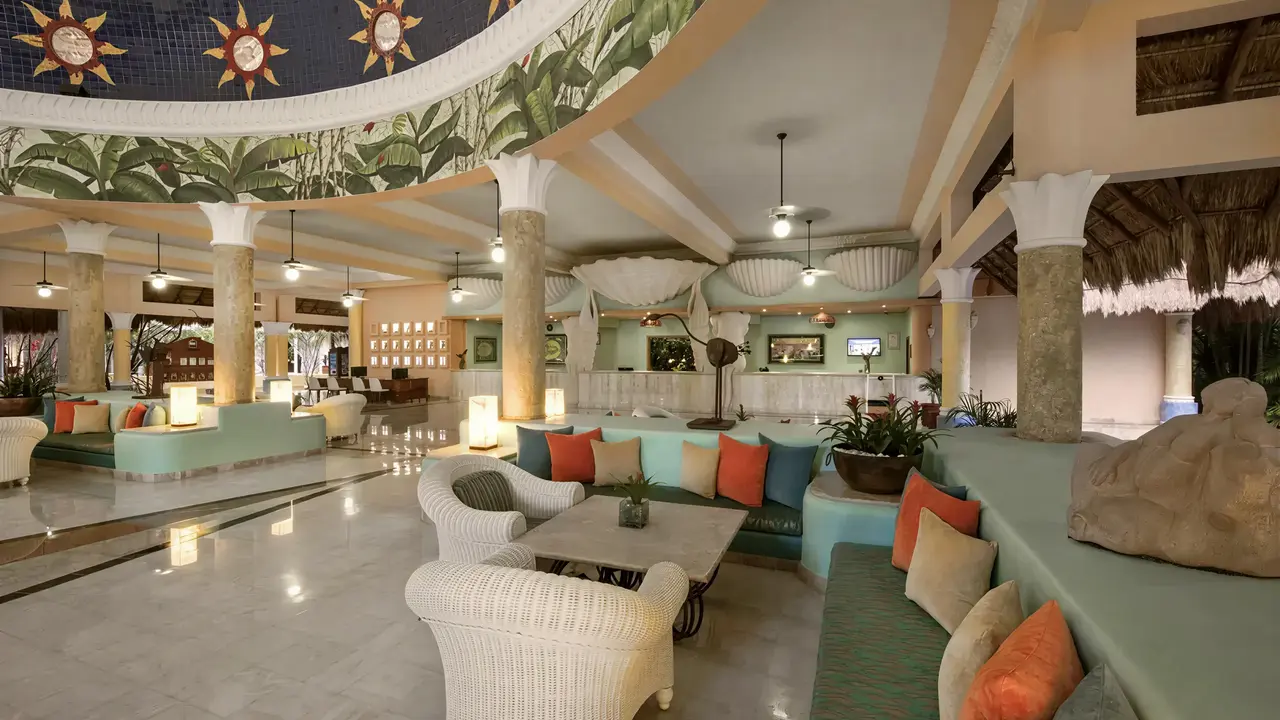 Wnętrze eleganckiego lobby w Iberostar Paraiso Del Mar